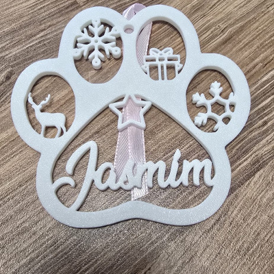 Enfeite branco em forma de pata com recortes de Natal e nome Jasmim