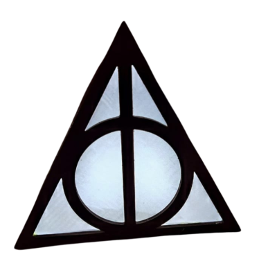 Decoração triangular em vidro fosco com estrutura preta