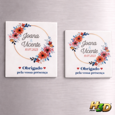 Placas personalizadas brancas com flores e texto de agradecimento para evento, sobre fundo cinza