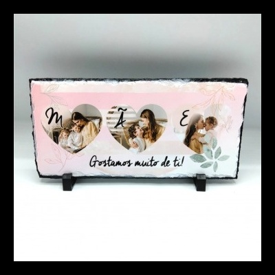 Placa decorativa com fotos em corações, letras e frase em fundo rosa