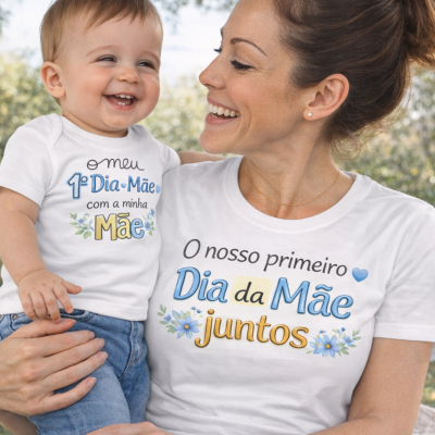 Camisolas brancas para mãe e bebê com textos e desenhos azuis e amarelos, mãe e bebé sorrindo ao ar livre