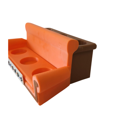 Suporte de sofá laranja e castanho com três círculos e placa FRIENDS