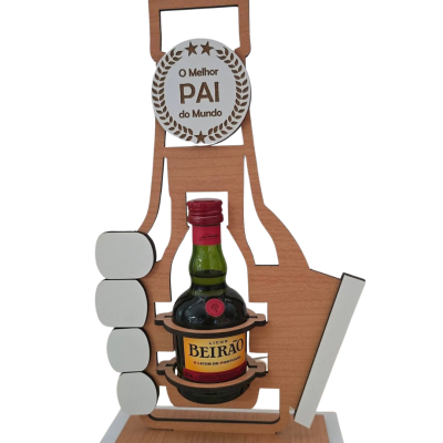 Suporte em forma de mão com garrafa de licor Beirão e texto O Melhor PAI do Mundo