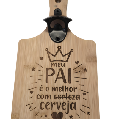 Tábua de madeira com suporte de metal e texto gravado para abrir garrafas