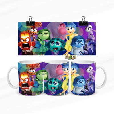 Canecas brancas com estampa colorida de personagens animados da Pixar sobre fundo roxo