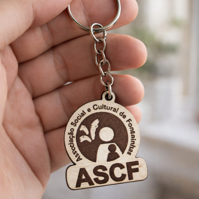 Chaveiro de madeira com gravação ASCF e texto Associação Social e Cultural de Fonteínhas