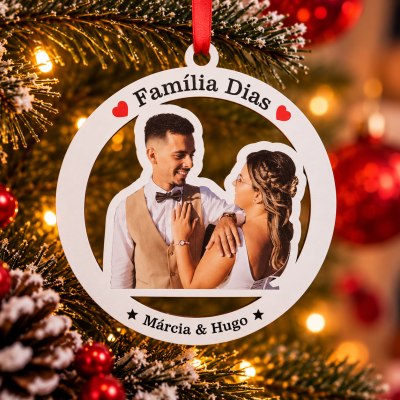 Enfeite de Natal personalizado com foto de casal e nomes pendurado em árvore
