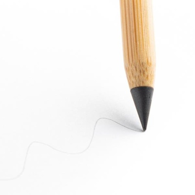 Lápis de madeira com ponta preta a desenhar linha ondulada