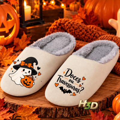 Chinelos creme com tema de Halloween e interior cinza, em cenário outonal com abóboras e folhas secas