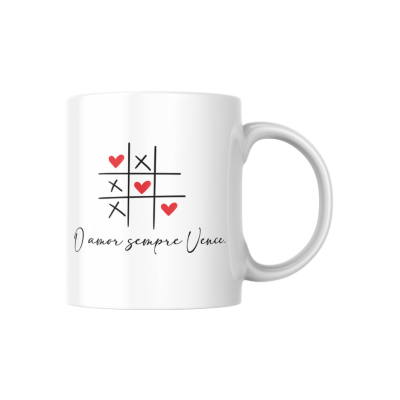 Caneca branca com jogo do galo e texto em português.