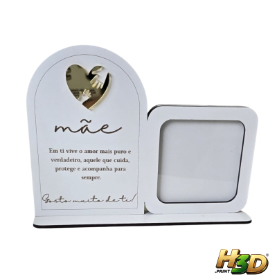 Moldura de fotografia branca com placa decorativa para mãe com texto em português e coração dourado