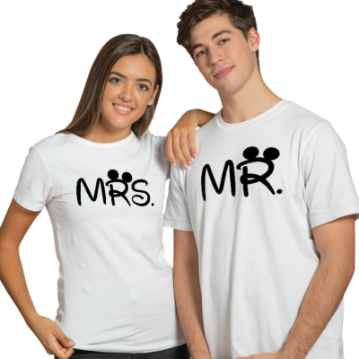 Casal com t-shirts brancas MRS. e MR. com orelhas de rato no texto