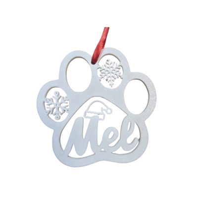 Enfeite branco em formato de pata com palavra Mel e flocos de neve.