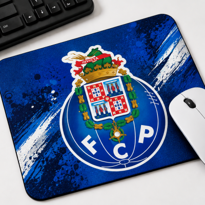 Tapete de rato azul com logótipo FC Porto, teclado preto e rato branco