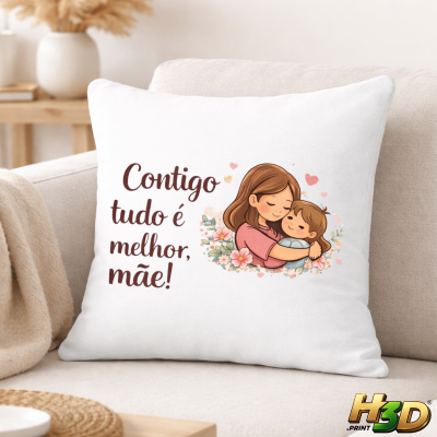 Almofada branca com texto e ilustração de mãe e filho abraçados rodeados de flores