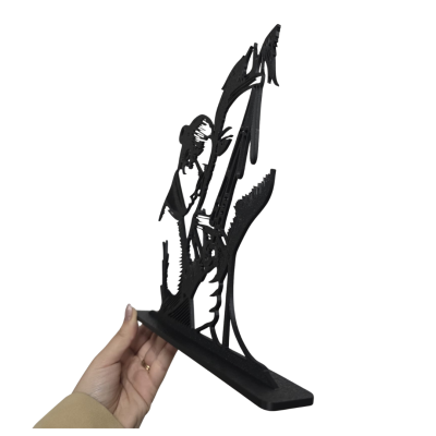 Escultura preta abstrata em metal ou plástico sendo segurada pela base