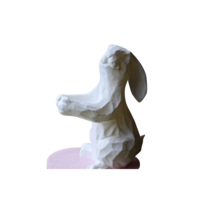 Escultura de coelho branco com textura facetada sobre base rosa claro