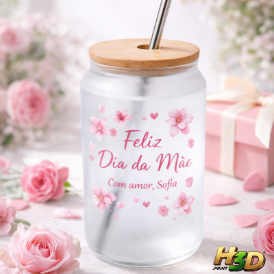 Copo de vidro fosco com tampa de madeira e texto em rosa para Dia da Mãe.