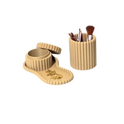 Organizadores bege com textura canelada, um aberto com tampa e colar dourado, outro com pincéis de maquilhagem