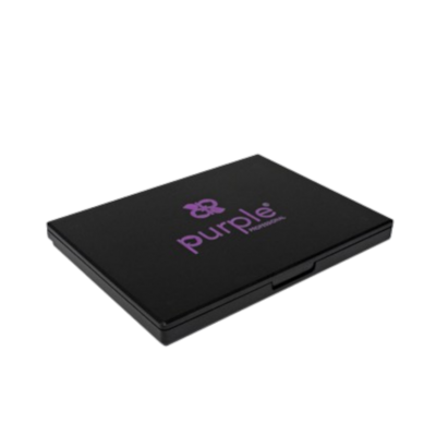 Estojo preto retangular com logótipo 'purple by pür minerals'