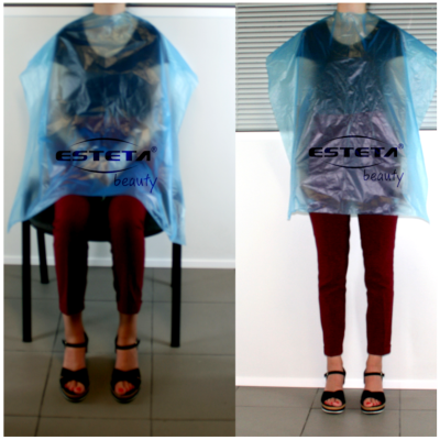 Duas pessoas com capas azuis transparentes com texto 'ESTETA beauty' em ambiente interior