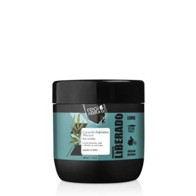 Frasco de plástico preto com tampa preta e etiqueta azul com texto de produto capilar Real Natural