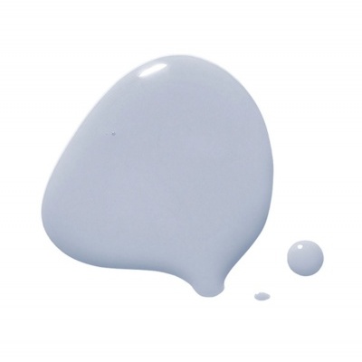 Gota de líquido branco com brilho sobre fundo branco