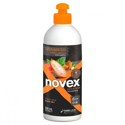 Frasco branco com tampa laranja de creme de pentear Novex Superhairfood Cacau Amêndoas