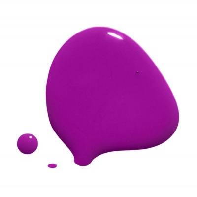 Mancha de tinta roxa brilhante sobre fundo branco