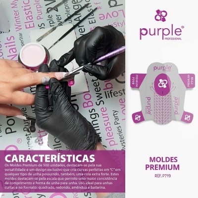Aplicação de esmalte em unha com embalagem de moldes para unhas Purple Professional.