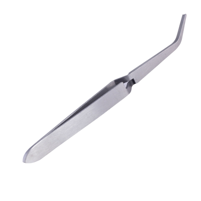 Pinça metálica prateada com ponta curvada