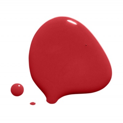 Gotas de esmalte vermelho brilhante sobre fundo branco