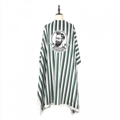 Capelete para corte de cabelo listrado verde e branco com logótipo Blackbeard Barbershop numa manequim