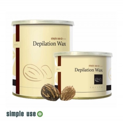 Duas latas de cera para depilação simples e duas nozes sobre fundo branco