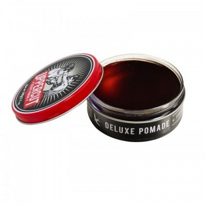 Pomada Deluxe Pomade embalagem metálica com tampa vermelha e preta aberta mostrando pomada castanha
