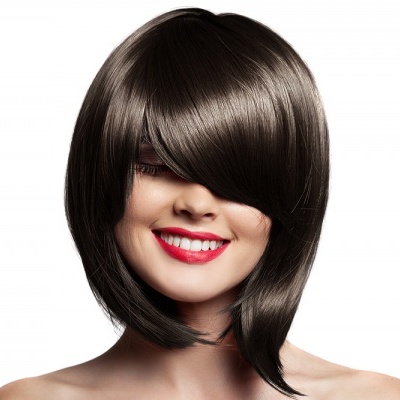 Mulher com cabelo castanho escuro liso, corte bob e batom vermelho em fundo branco