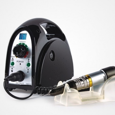 Dispositivo electrónico preto e prateado com caneta e base transparente