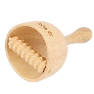 Moinho manual de madeira clara com manípulo e rolo texturizado interior