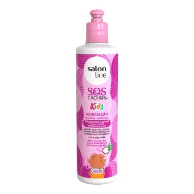 Frasco de hidratante para cachos infantil Salon Line S.O.S CACHOS Kids com tampa rosa.
