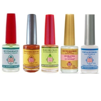 Cinco frascos de esmalte para unhas com diferentes rótulos coloridos