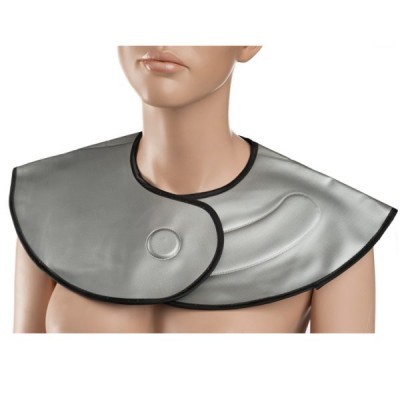 Capa prateada para proteção de roupas em manequim