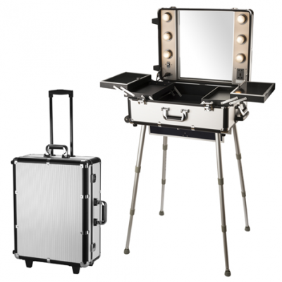 Mala prateada com espelho e luzes aberta com pernas ajustáveis e mala fechada com rodas e pega extensível