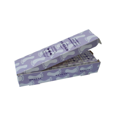 Caixa lilás aberta com padrão de pegadas brancas e texto