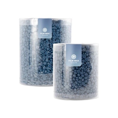 Dois recipientes transparentes com pérolas azuis e rótulos FILM WAX AZULENE