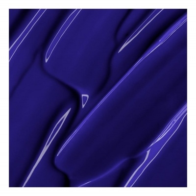 Esmalte de unha azul brilhante com textura líquida