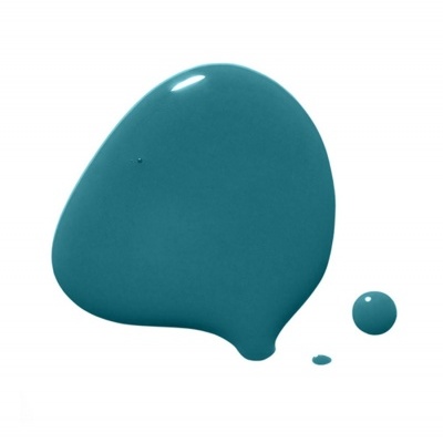 Gotas de tinta azul turquesa líquida sobre fundo branco