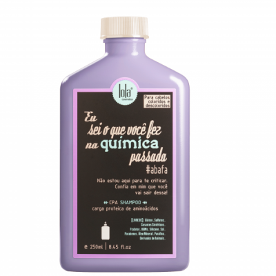 Frasco de shampoo roxo da Lola Cosmetics para cabelos coloridos e descoloridos