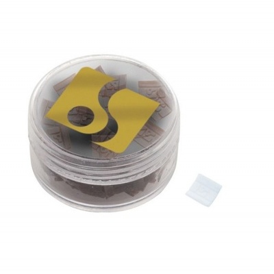 Recipiente transparente com pequenas peças e fundo branco