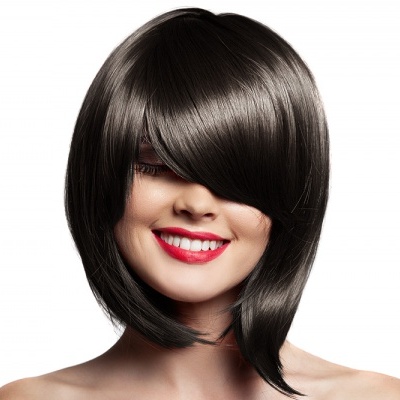 Mulher com peruca preta curta e lisa, sorrindo com batom vermelho, fundo branco