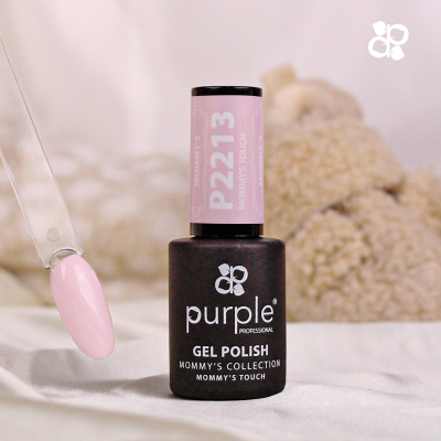 Verniz gel para unhas roxo com rótulo rosa e amostra rosa claro